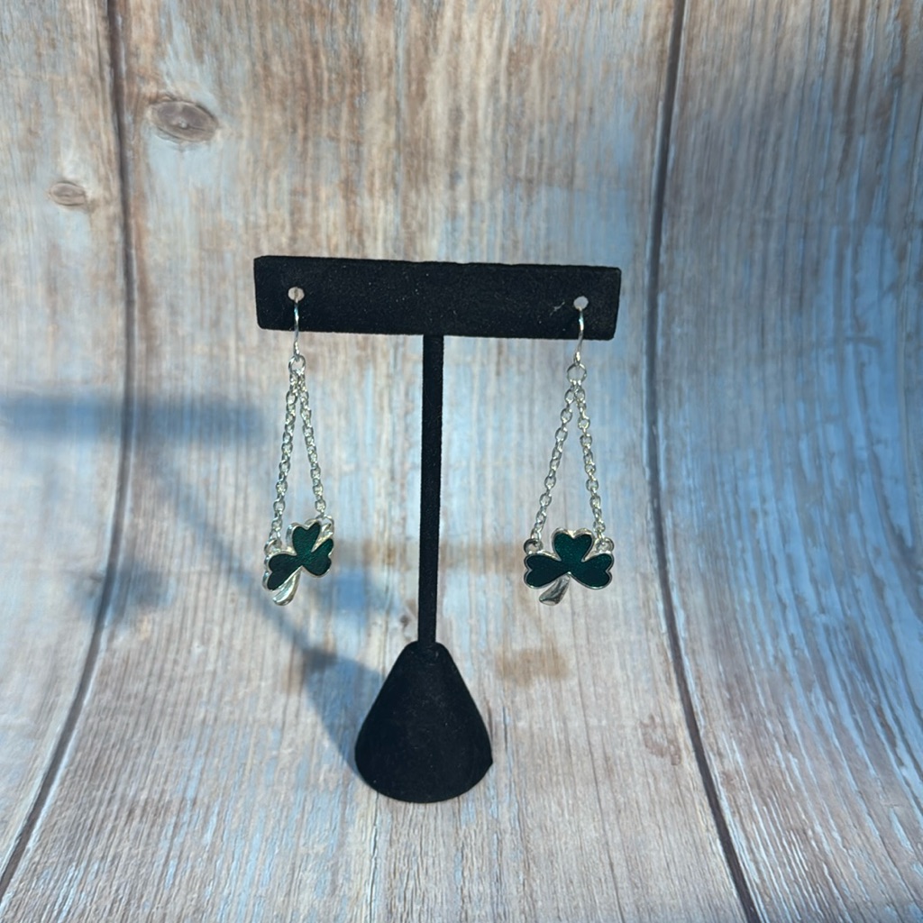 Preowned 2 12 Green And Silver Preowned Shamrock Earrings Item Phk186